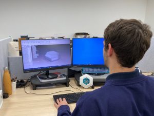 señor delante de ordenador